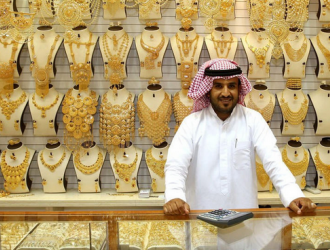 探訪迪拜黃金街“藏寶洞” 賣黃金像賣白菜