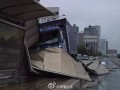 昆明街頭貨車發(fā)怒  橫碾公交站臺(tái)廣告牌