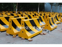 廠家供應(yīng)水泥隔離墩，道路防撞墩，生產(chǎn)周期短，貨源足，全國發(fā)貨