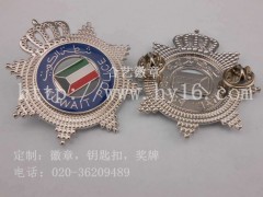 定徽章，做胸章，用襟章，戴勛章